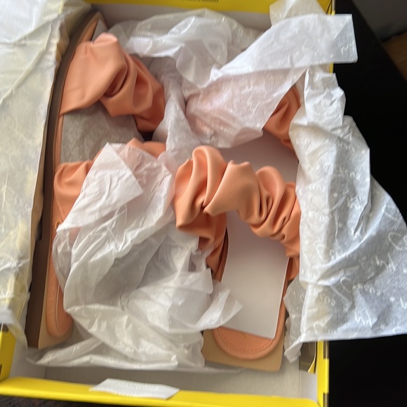 Circus by Sam Edelman Women's Iggy Ruched Slide Sandals...MSRP $75 - Picture 3 of 6